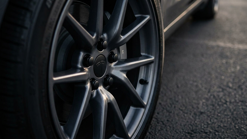 Aero wheel kit til Tesla - sort mutterkapsler og senterlokk montert på felg