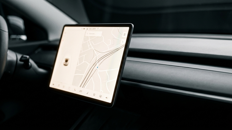 Tesla berøringsskjerm i bilinteriør - skjermbeskytter i herdet glass